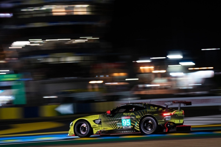 Der Werks-Aston Martin bei Nacht in Le Mans