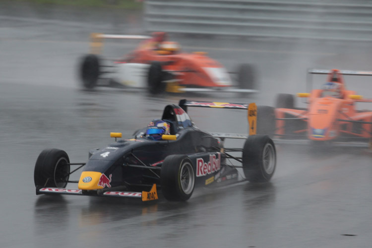 Regen-Chaos: Das dritte Rennen der ADAC Formel Masters wurde nach fünf Runden hinter dem Safety-Car abgebrochen