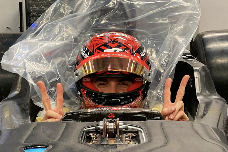 Esteban Ocon bei der Sitzprobe im 2025 GP-Rennwagen von Haas