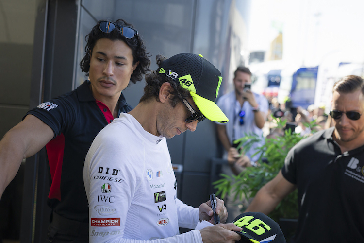 Valentino Rossi beim signieren von Fanutensilien in Hockenheim