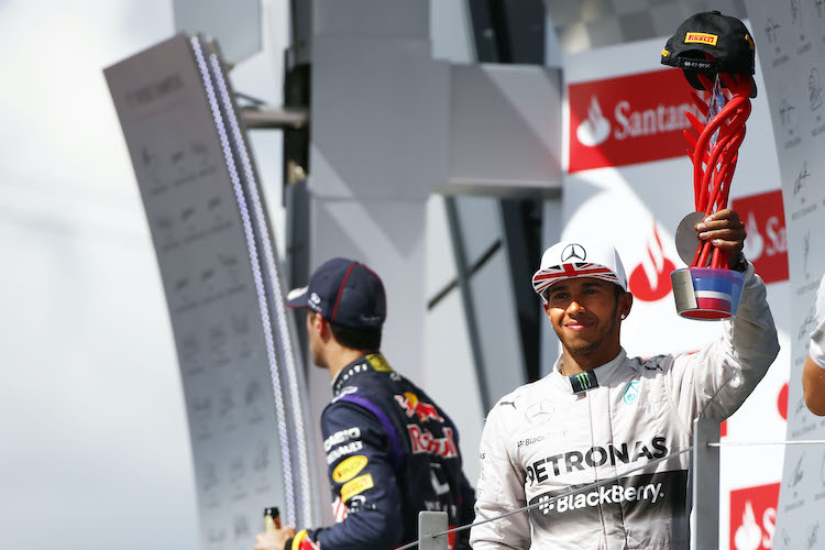 Lewis Hamilton 2014 mit der Trophäe von Santander