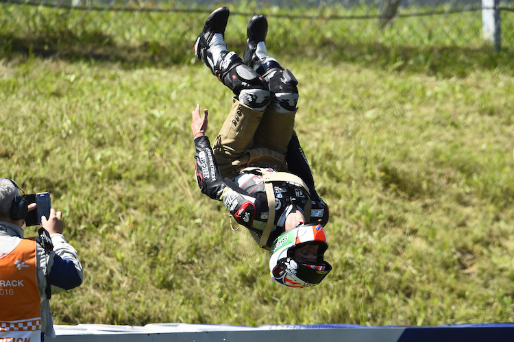 Werden wir von Johan Zarco in diesem Jahr noch einen Sieger-Backflip sehen, so wie hier bei seinem Moto2-Sieg in Österreich 2016?