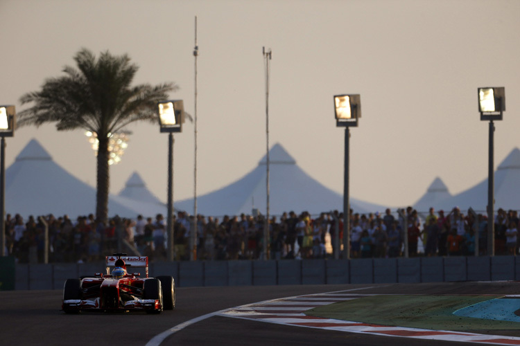 Fernando Alonso fährt in die Nacht von Abu Dhabi