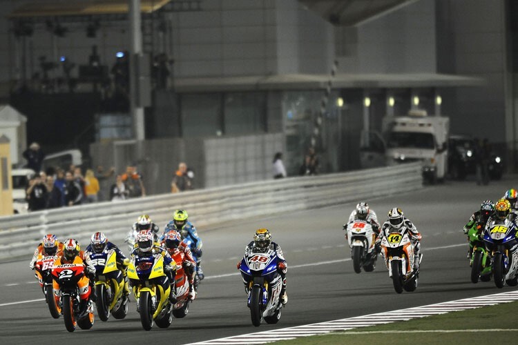 Erster Flutlicht-GP der MotoGP-Geschichte: Das Feld braust 2008 in Richtung erster Kurve