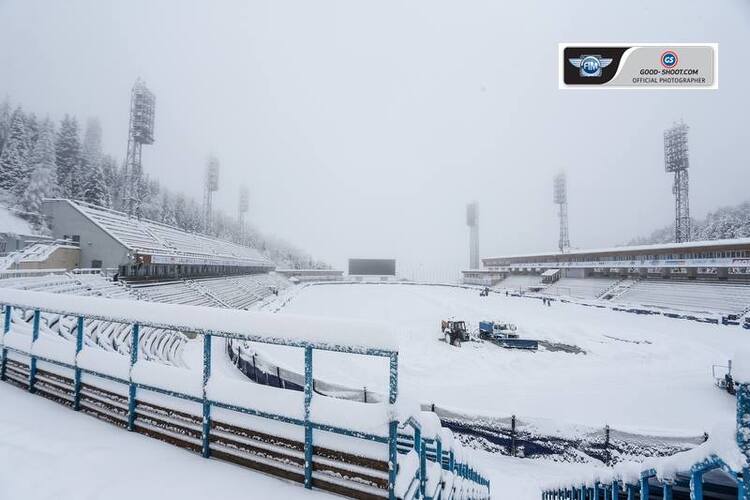 Das Medeo Stadion ist voller Schneemassen