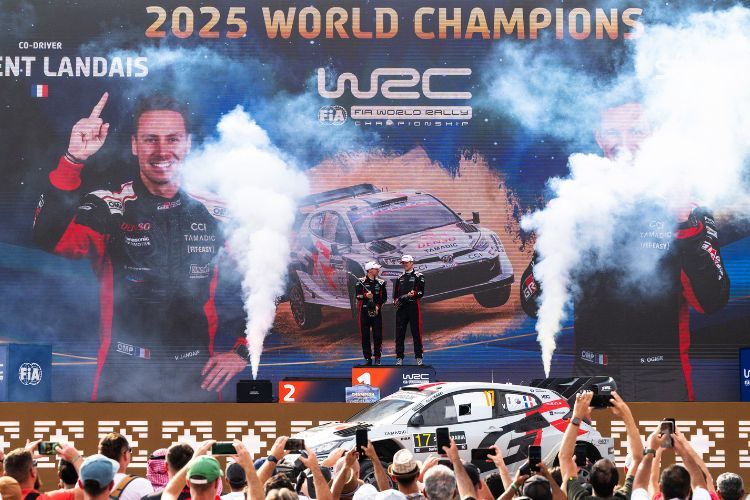 Nach 14 WM-Läufen und Platz drei bei der Rallye Saudi-Arabien: Weltmeister Sebastien Ogier und Landais beim Feiern