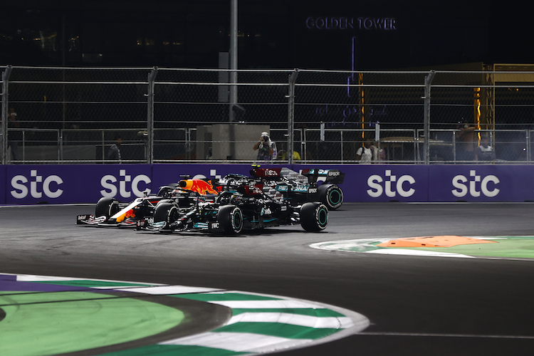 Lewis Hamilton und Max Verstappen lieferten sich in Saudi-Arabien ein hartes Duell