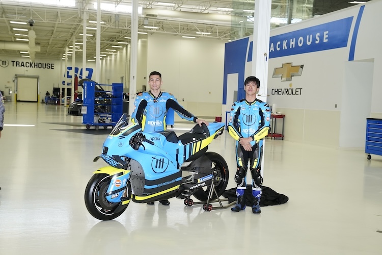 Raul Fernandez und Ai Ogura mit der RS-GP in der Trackhouse-Zentrale in Charlotte