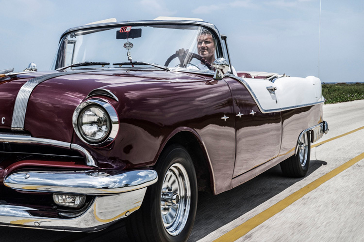 David Coulthard auf Kuba mit einer der automobilen Schönheiten