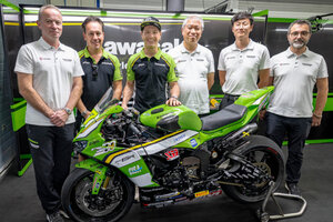 Domi Aegerter, Dritter von links, mit den Kawasaki-Verantwortlichen)