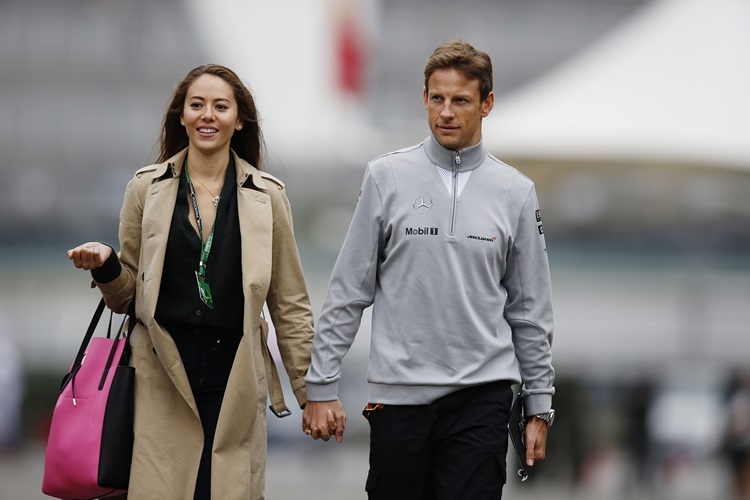 Händchenhaltend zur Arbeit - Jenson Button und seine Verlobte Jessica Michibata