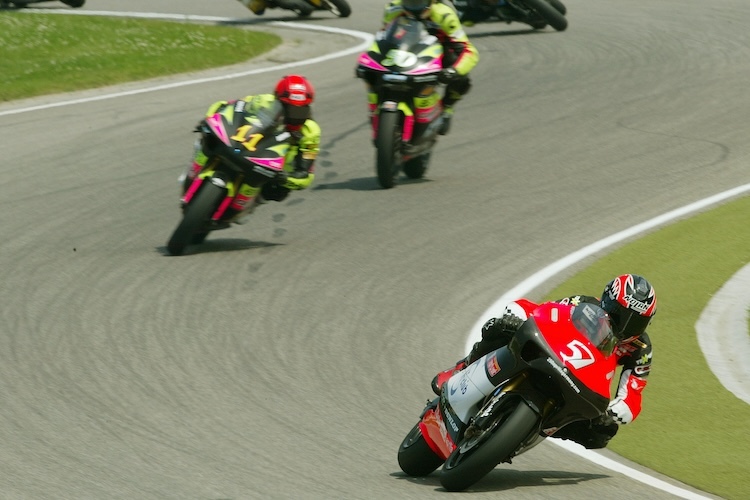 Sachsenring 2004. Chaz Davies auf einer 250er-Aprilia auf dem Weg ins Omega. 2024 auf Ducati wieder im Fahrerlager der MotoGP