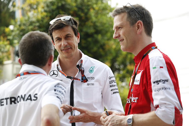 Paddy Lowe (mit dem Rücken zu uns) und Toto Wolff von Mercedes mit dem früheren Ferrari-Technikchef James Allison