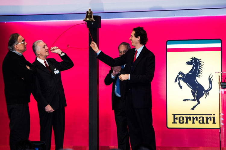 An der Mailänder Börse: Sergio Marchionne (Ferrari-Präsident), Piero Ferrari, Amadeo Felisa (Ferrari-CEO) und John Elkann (Chef Fiat Chrysler Automobiles) läuten die Glocke