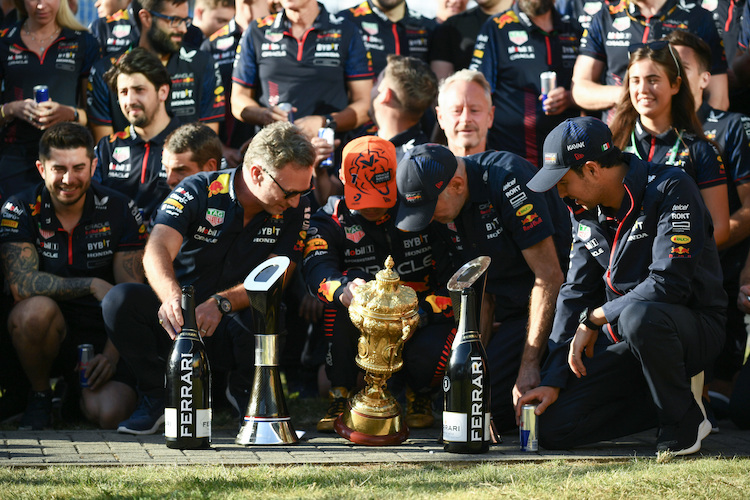 Christian Horner, Max Verstappen, Adrian Newey und Sergio Pérez bewundern den Gold-Cup von Silverstone