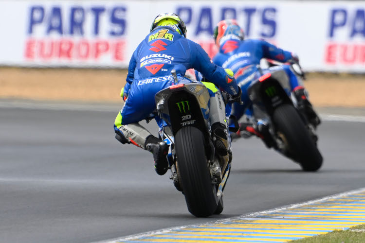 Auf nasser Strecke: Joan Mir hinter Alex Rins