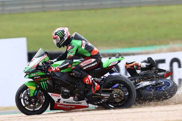 Jonathan Rea musste sein Motocross-Können aufwenden, um einen Sturz zu vermeiden