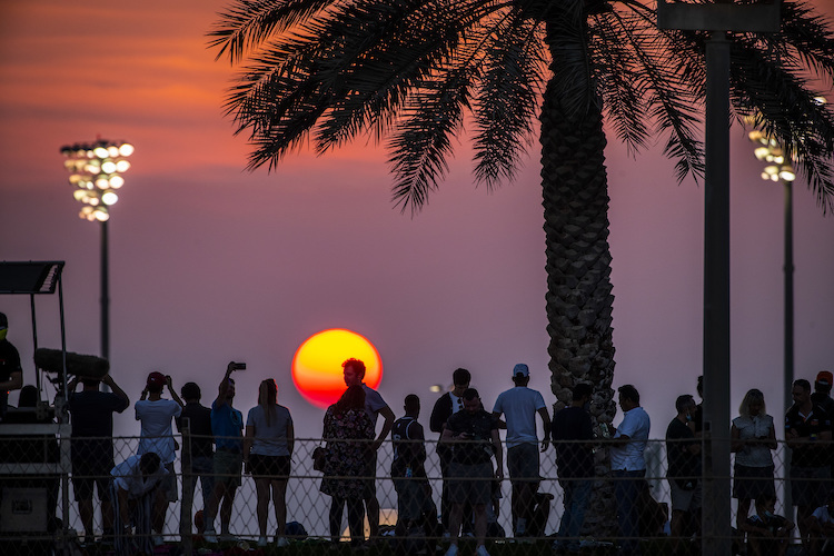 Das Rennen führt vom Sonnenuntergang in die Nacht