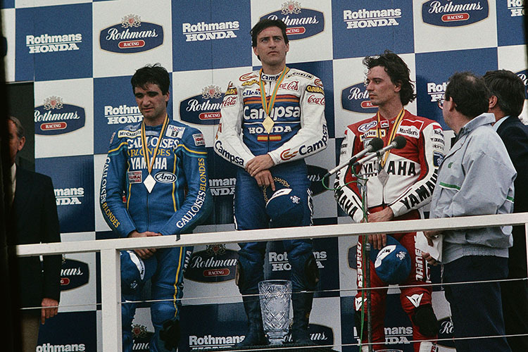 Sito Pons 1989 als 250-ccm-Sieger beim Australien-GP auf Phillip Island: links Ruggia, rechts Cadalora