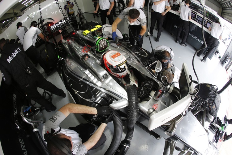 Kevin Magnussen in der McLaren-Box