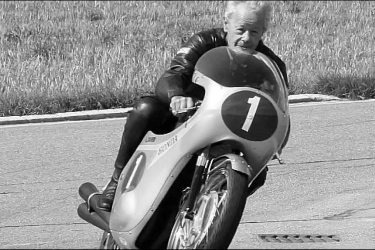 Die Motorradmesse Swiss-Moto würdigt den vor einem Jahr verstorbenen Schweizer Rennfahrer Luigi Taveri mit einer Sonderschau