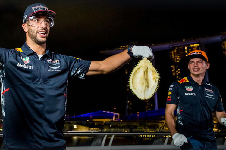 Daniel Ricciardo, ein Durian (die Stinkfrucht) und Max Verstappen