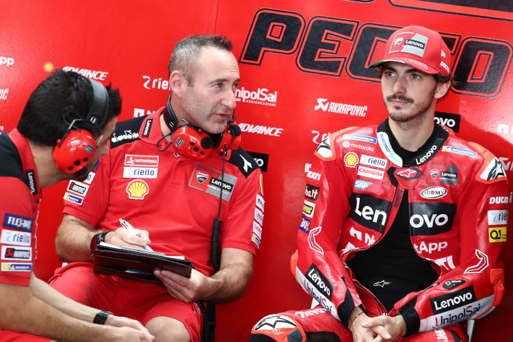Ein Blick in die Ducati-Box: Crew-Chief Cristian Gabbarini redet Pecco Bagnaia gut zu