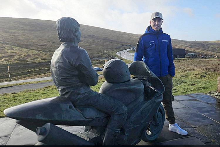 Auch Kevin Kölsch stattete auf der Isle of Man der Statue von Joey Dunlop einen Besuch ab