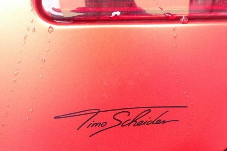 Timo Scheiders Autogramm auf Timo Glocks Auto