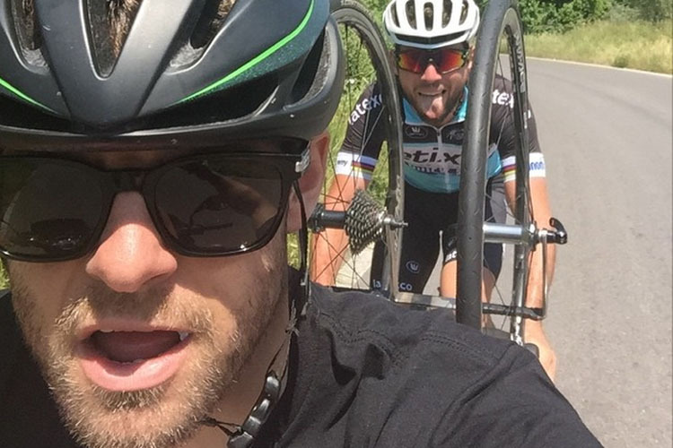Das Selfie auf dem Motorrad: In Cals Sonnenbrille spiegeln sich die Rückspiegel