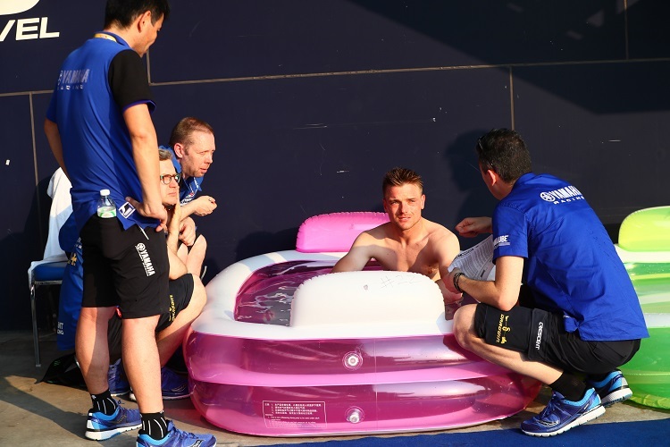 In Thailand gab es für Lowes eine Abkühlung - das Teammeeting fand kurzerhand im Pool statt.