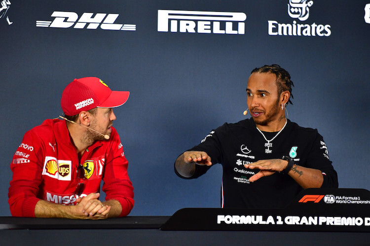 Lewis Hamilton erklärt Sebastian Vettel, wie knapp das war
