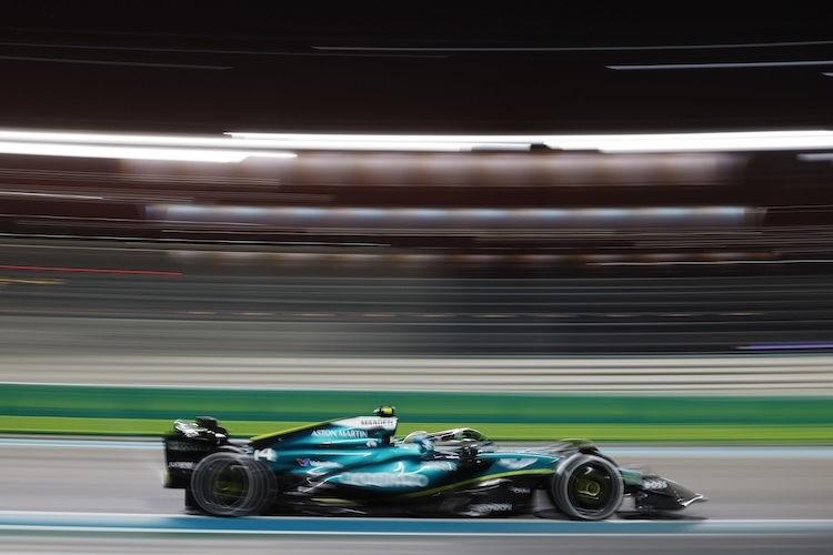 Fernando Alonso unterwegs in seinem Boliden von Aston Martin