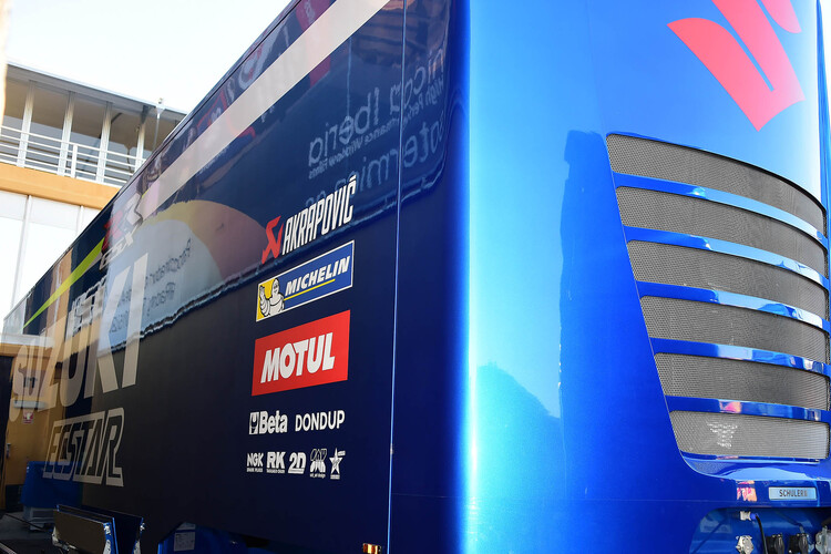 Auf den Suzuki-Trucks wird bereits für Michelin geworben