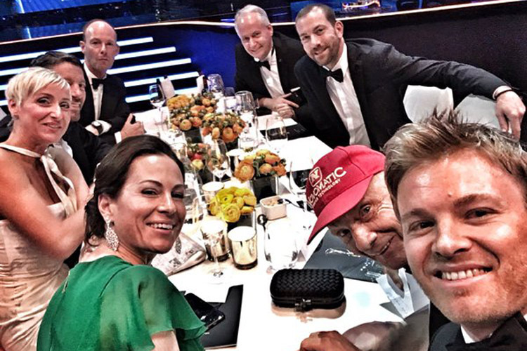 China-GP-Sieger Nico Rosberg lieferte das obligate Selfie von der Laureus-Verleihung in Berlin