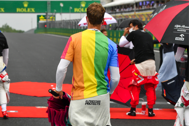 Sebastian Vettel eilt im Regenbogen-Shirt zur Nationalhymne, vorne rechts Carlos Sainz im schwarzen Hemd für «We Race As One» gegen Rassismus