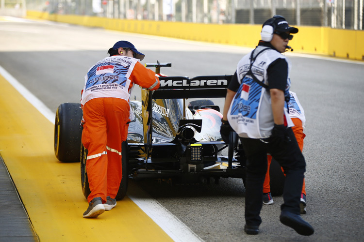 Jenson Buttons McLaren muss geschoben werden