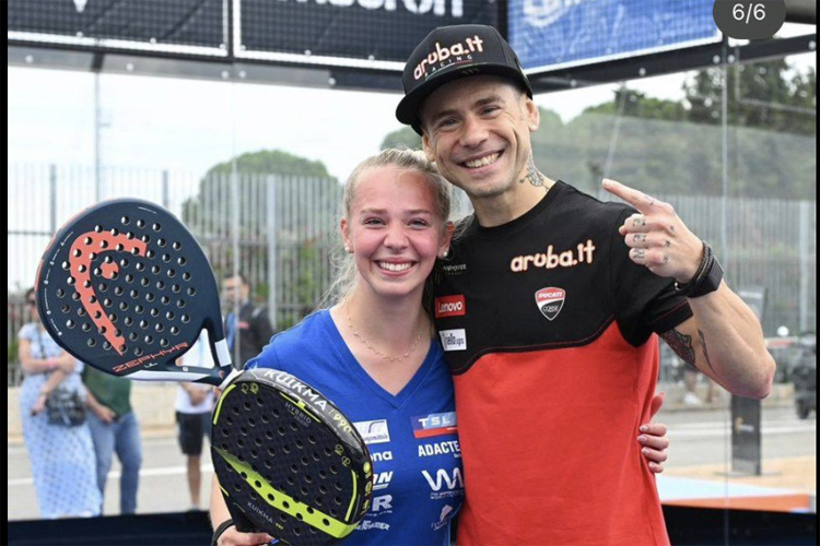 Promi-Dichte bei der WM. Lucy Michel mit Alvaro Bautista