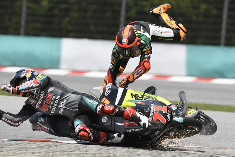 Neunte Rennrunde: Migno fliegt im hohen Bogen ab, Sasaki aus dem Petronas-Honda-Team rutscht neben die Strecke 