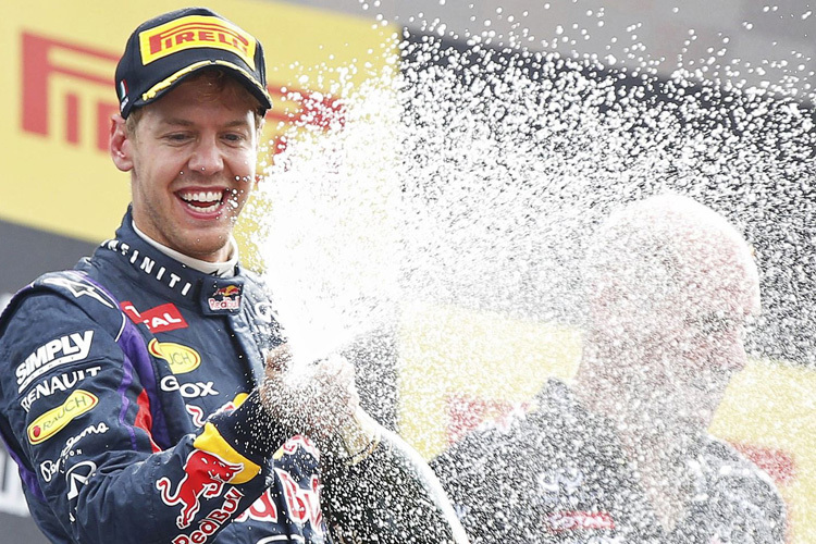 Sebastian Vettel: Champagnerdusche für Adrian Newey