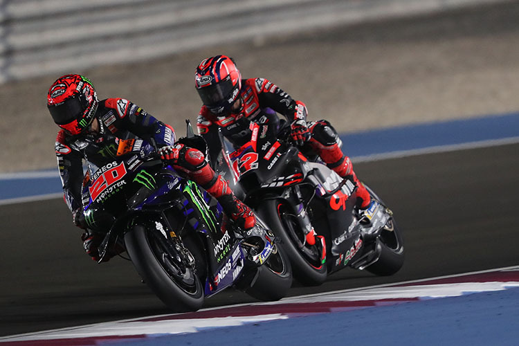 GP du Qatar : Viñales (arrière) affronte Quartararo sur la Yamaha.