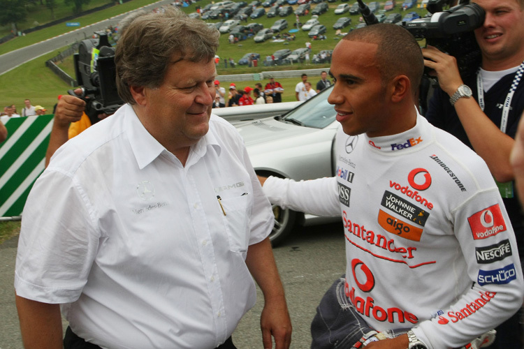 Mercedes-Motorsportchef Norbert Haug mit Lewis Hamilton