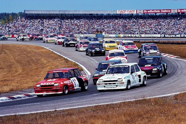 Turbo-Power: Zwischen 1981 und 1984 begeisterten die dicken R5 Turbo im Euro-Cup das Publikum. Im Bild Indy-Start Hockenheim 1983 mit Gouhier, Snobeck und Schütz ganz vorn