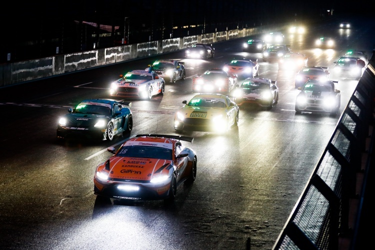  Der siegreiche Aston Martin Vantage GT4 liegt auf dem Lausitzring an der Spitze