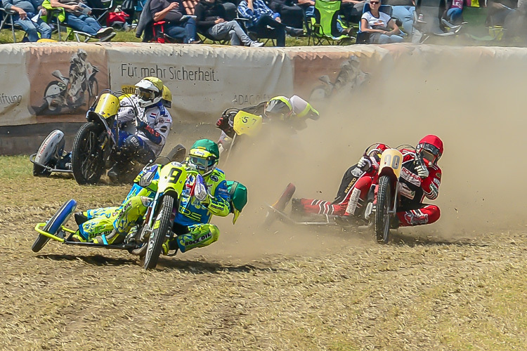 Detz/Portijk (1) driften auf die Airfences zu, Straub/Löffler (57) können sich retten