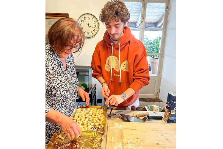 Pecco Bagnaia unterstützt Nonna in der Küche