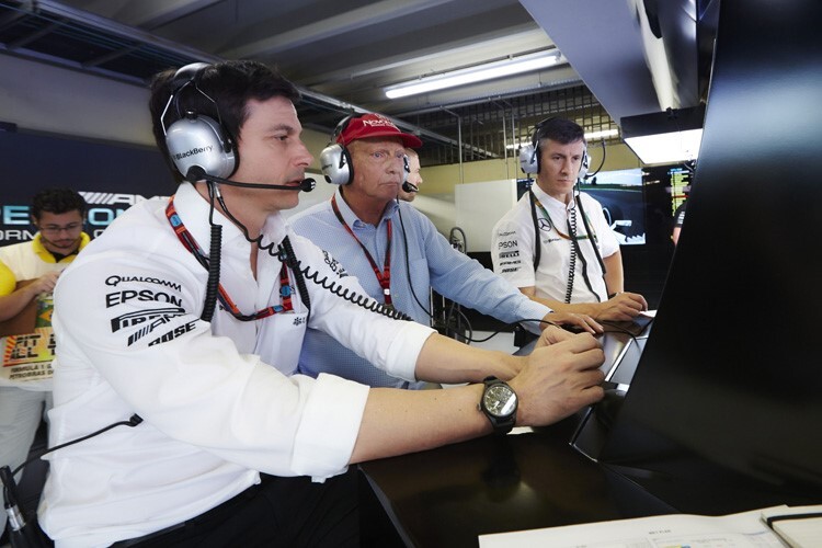 Toto Wolff (links) und Niki Lauda in der Mercedes-Box