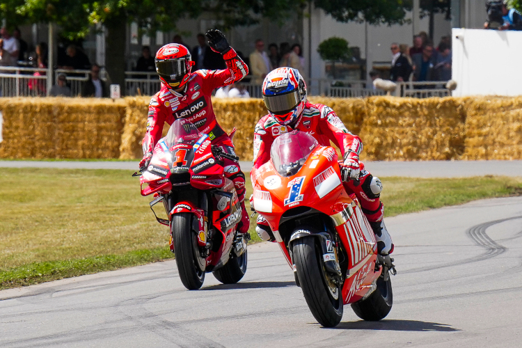 Pecco Bagnaia und Casey Stoner am Sonntag in Goodwood