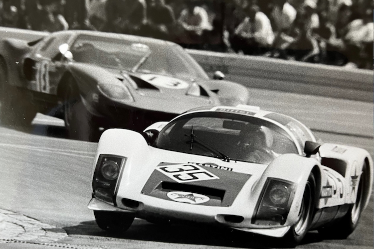 Im Duell mit einem Ford GT 40: Bitter im Porsche 906 beim Norisring-Rennen 1968, Verfolger ist Paul Hawkins 