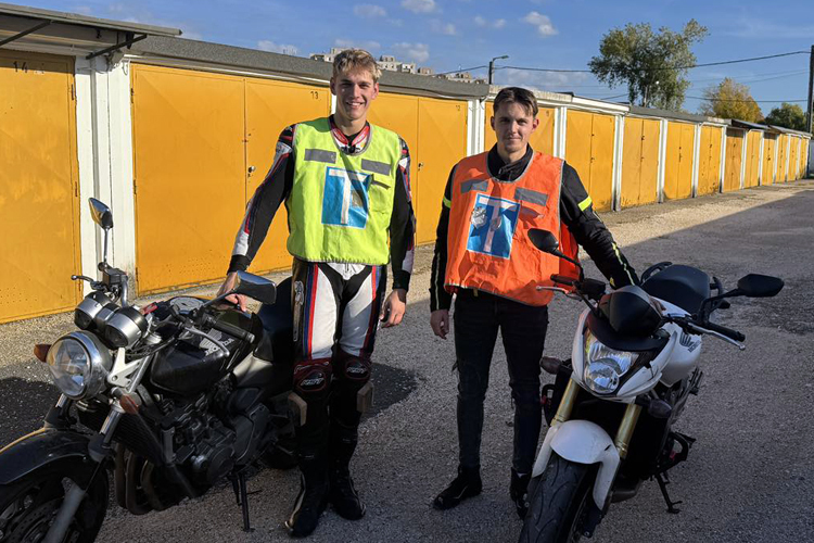 Kovács (li.) hat den Schein